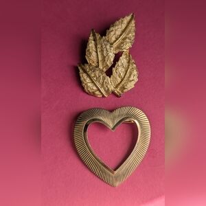 ❤️ Vintage 2 Pins Goldtone Leaves Heart 2 Brooches Set